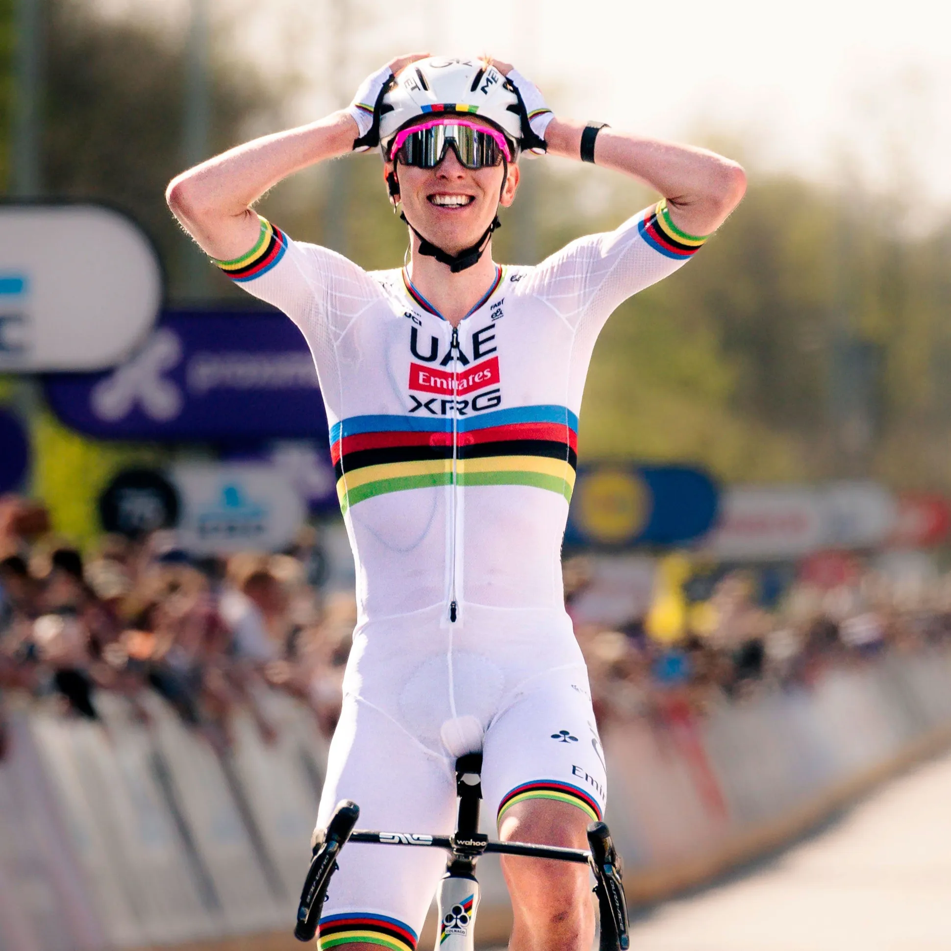Casco Met Manta Mips Tadej Pogacar - Rainbow Edition