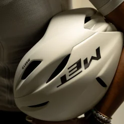 Casco Met Manta Mips - Wax White