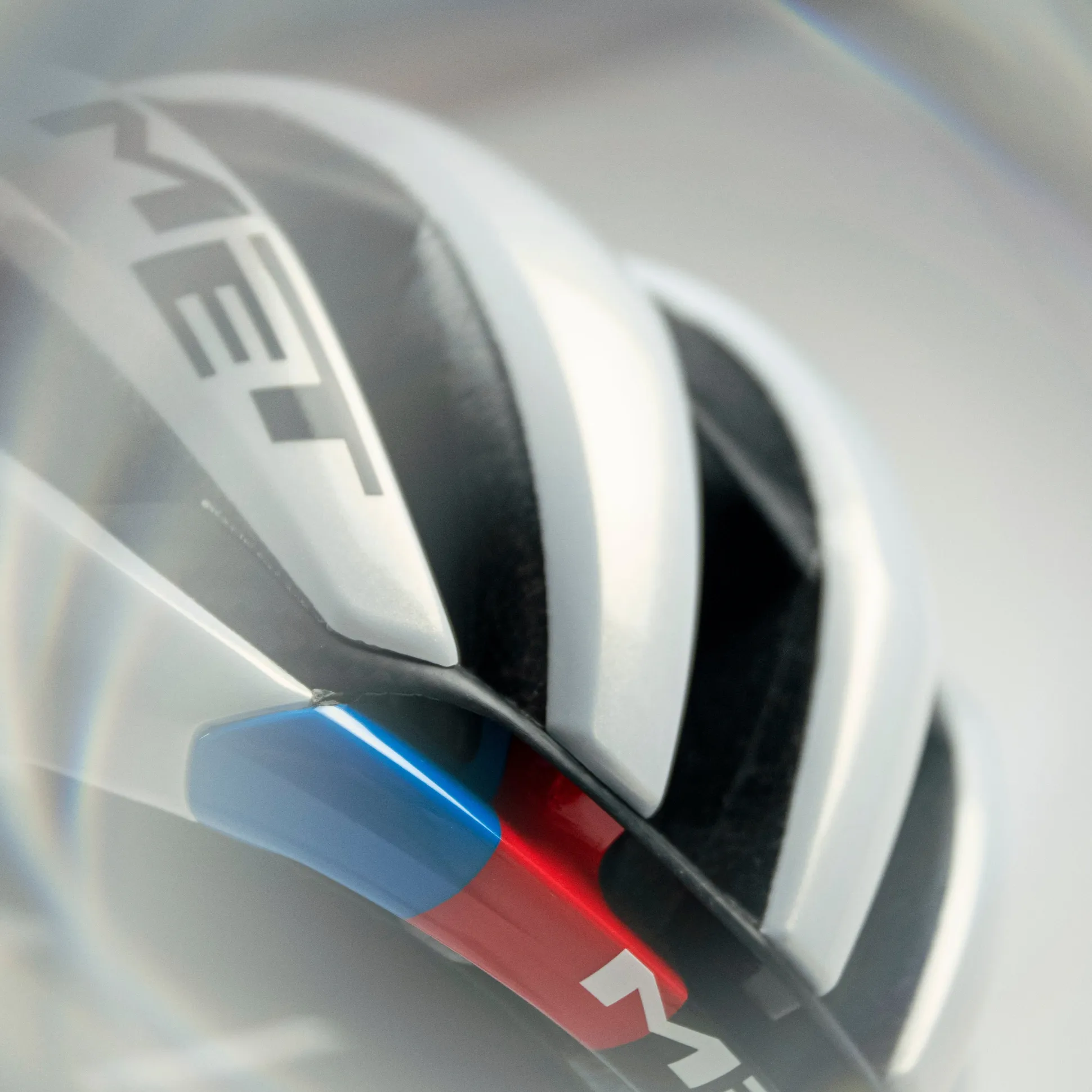 Casco Met Trenta 3K Carbon Mips Tadej Pogacar - Rainbow Limited Edition