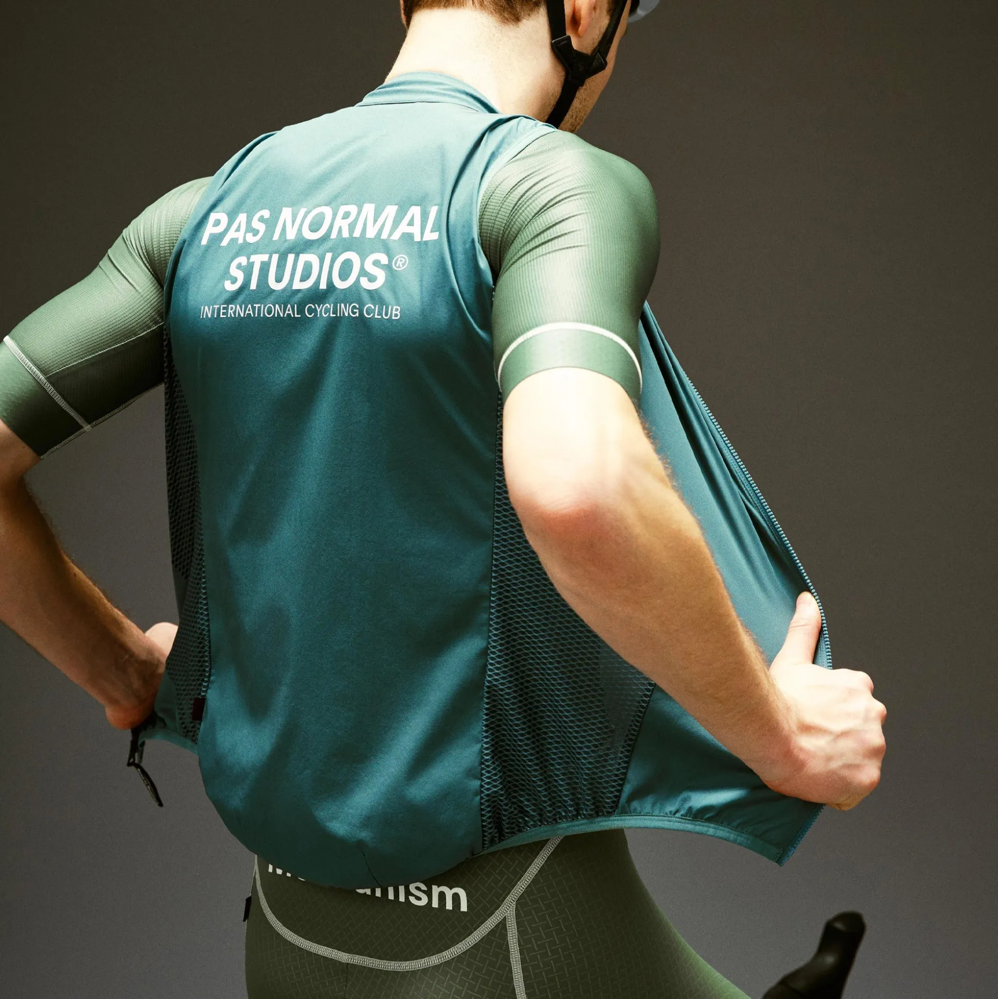 Gilet Pas Normal Studios Mechanism Stow Away - Verde grigio